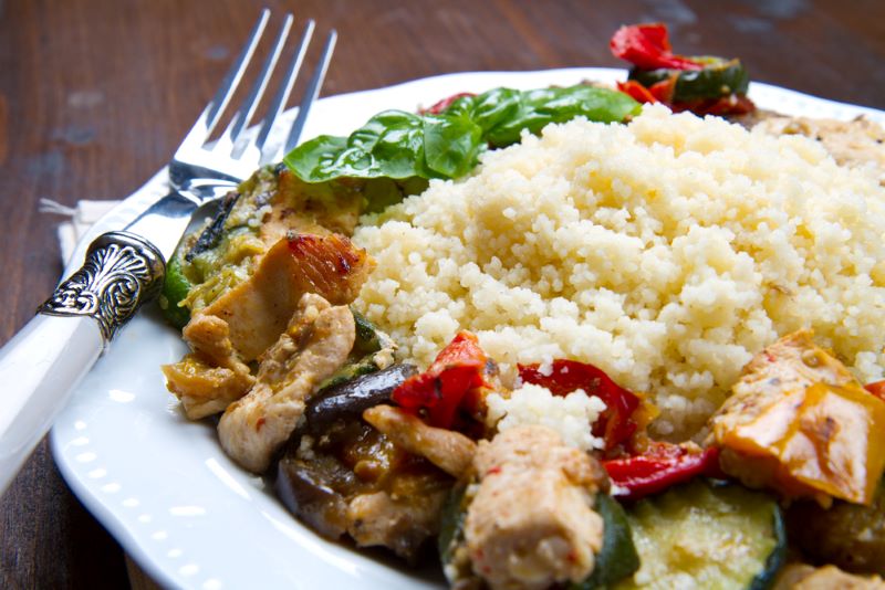 Cuscus tipico marroqui sevido en el desierto