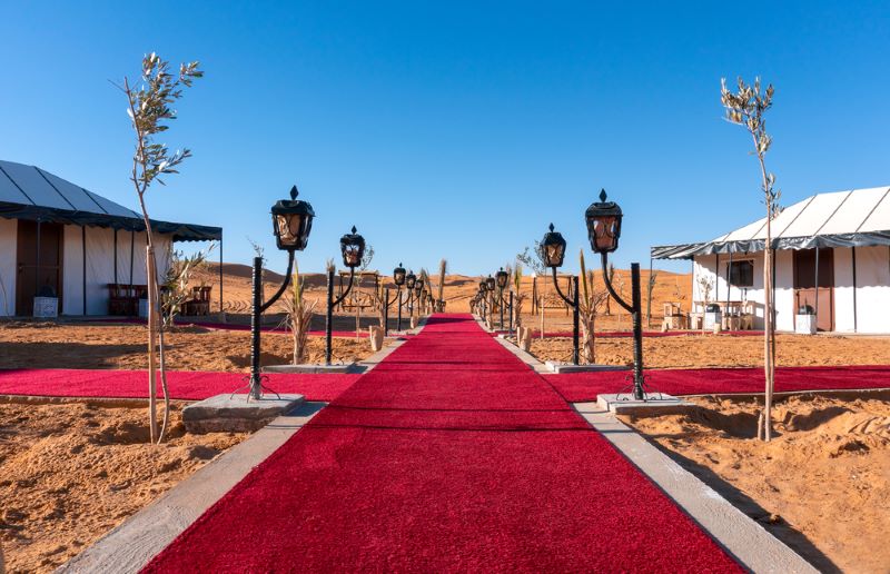 Haimas luxury camp Haimas debajo de un cielo azul en el desierto en Kam Kam Dunes