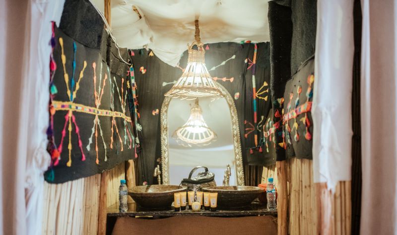 Baño interior de una Haima de lujo en el medio del desierto de Merzouga en Marruecos dentro del alojamiento Kam Kam Dunes