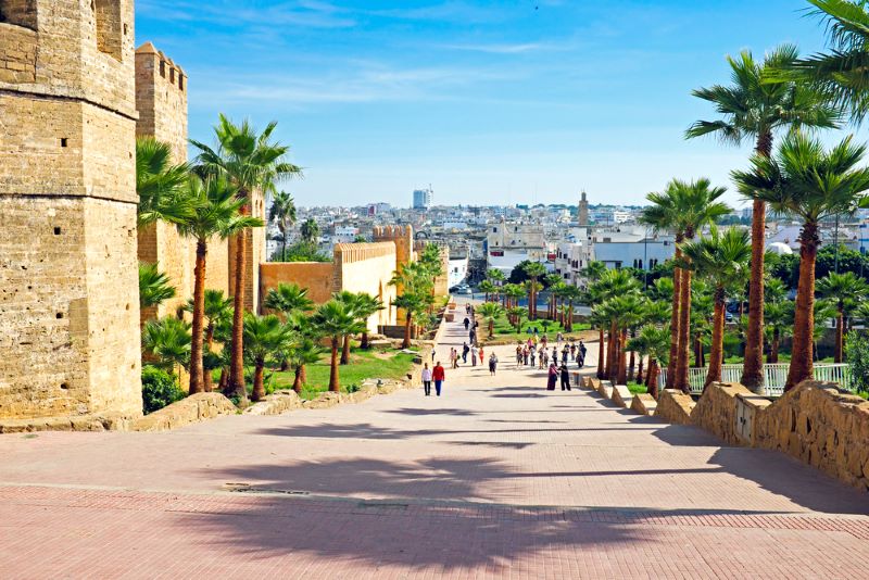 Marruecos turismo rabat Personas caminando en una calle de Marruecos haciendo turismo