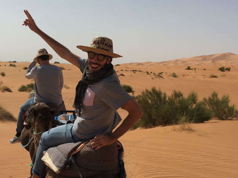 Pedida de mano y paseo en camello en el desierto Paseo en camellos en el desierto