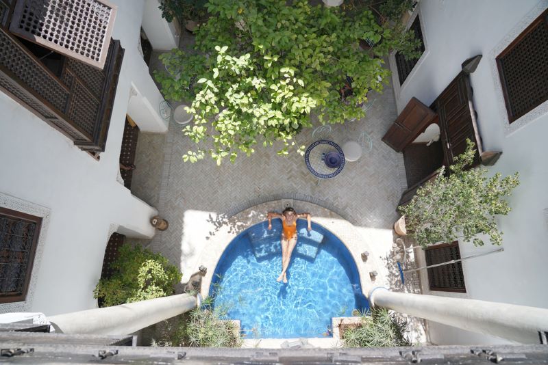 Riad marroqui versus hotel Imagen de la piscina de un riad marroqui