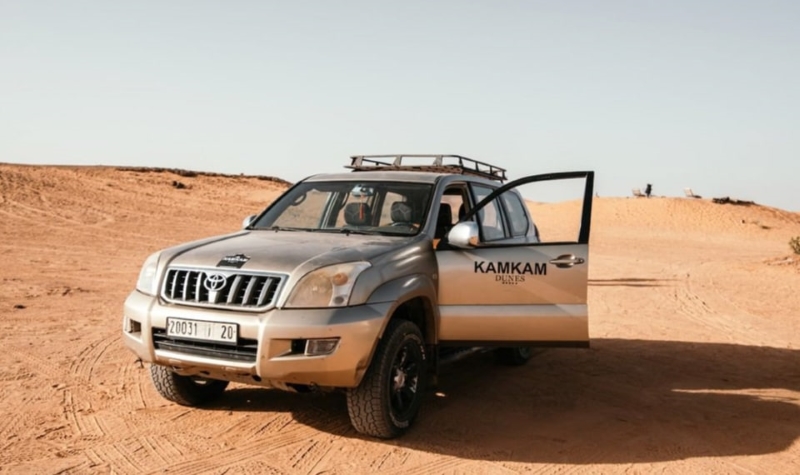 Coche 4x4 en una ruta privada por el desierto de Merzouga en Marruecos