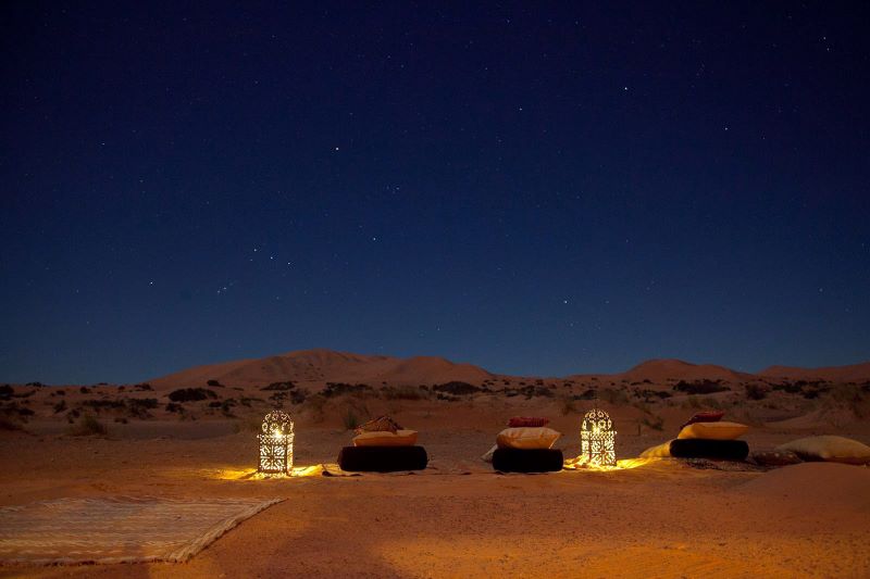 Desierto por la noche con paz y tranquilidad 