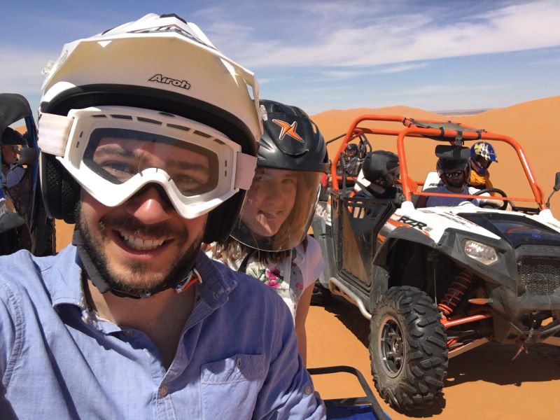 Viajar a Marreucos desde Espana desierto Viajar a Marreucos desde Espana en el desierto con coches y cascos