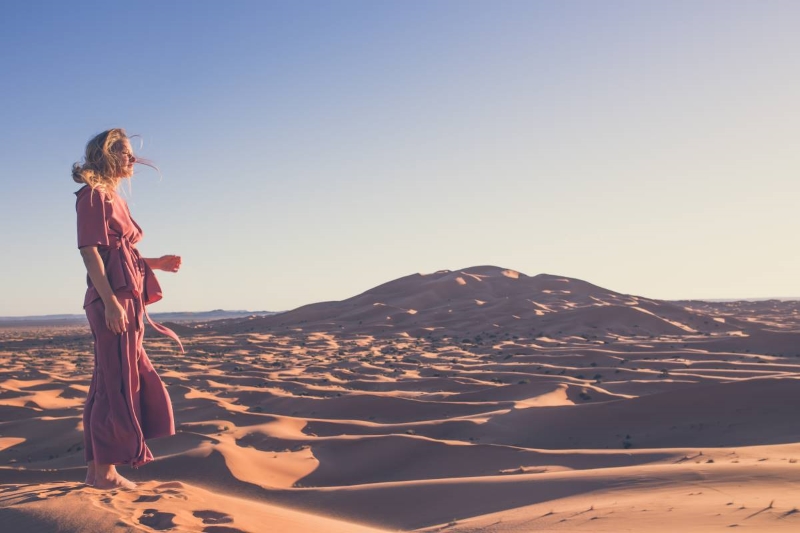 Chica en el desierto Chica en el desierto observando el atardecer